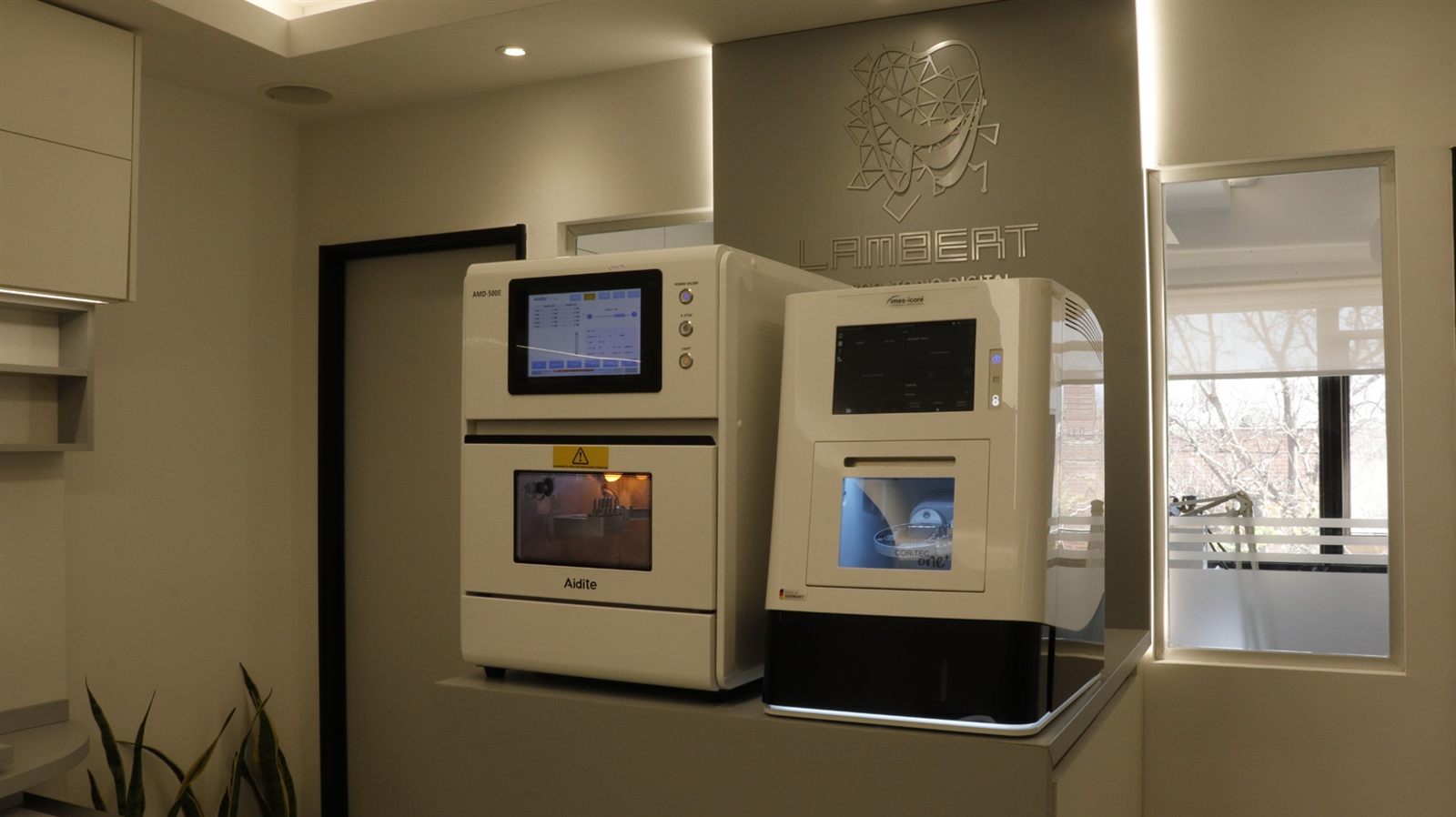 Fresadoras Aidite AMD-500E e imes-icore CORiTEC one+ en el laboratorio Lambert