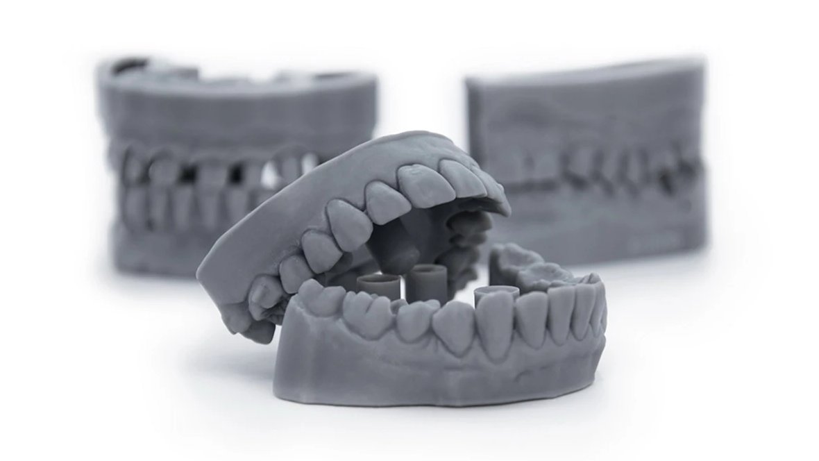 Modelos de arcada impresos en 3D, articulados y con análogos de implante